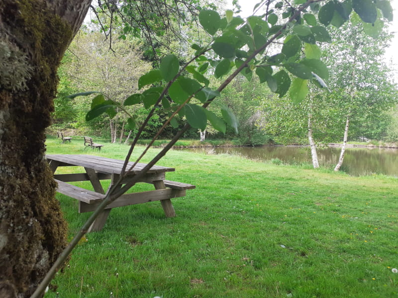 Camping Les Trexons Vijver Picknick